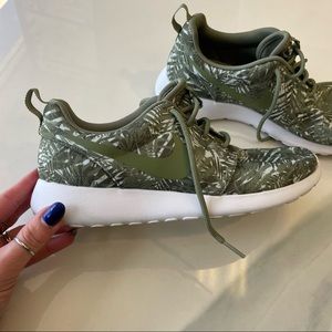 Nike Roshe One Shoes